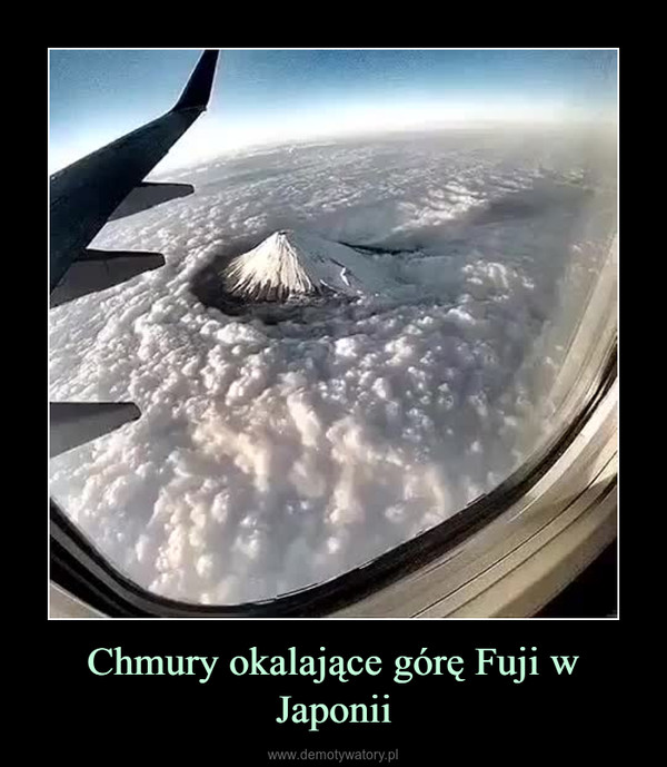 Chmury okalające górę Fuji w Japonii –  