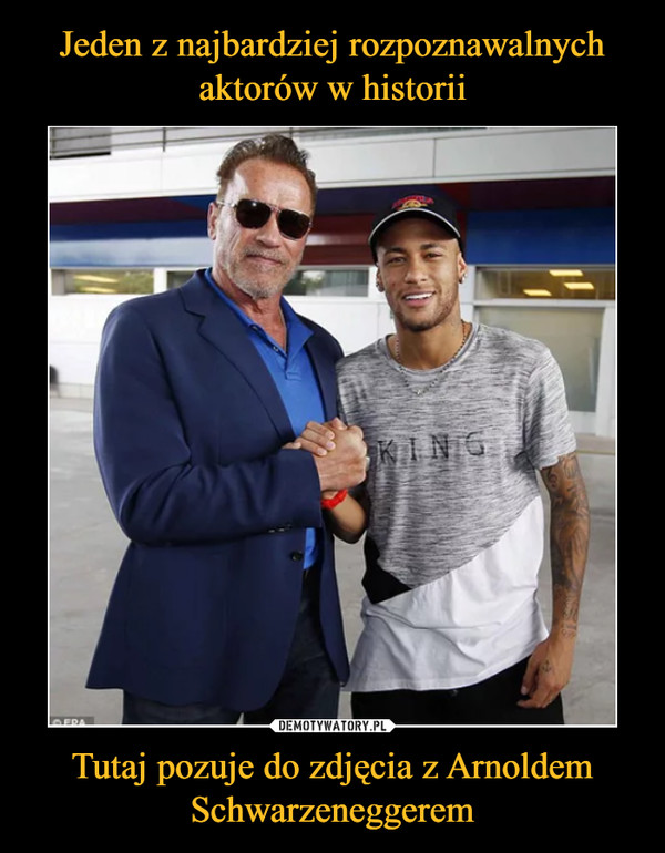 Jeden z najbardziej rozpoznawalnych aktorów w historii Tutaj pozuje do zdjęcia z Arnoldem Schwarzeneggerem