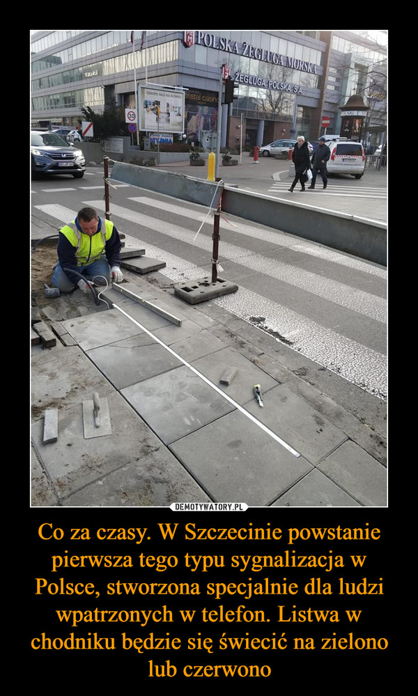 Co za czasy. W Szczecinie powstanie pierwsza tego typu sygnalizacja w Polsce, stworzona specjalnie dla ludzi wpatrzonych w telefon. Listwa w chodniku będzie się świecić na zielono lub czerwono –  