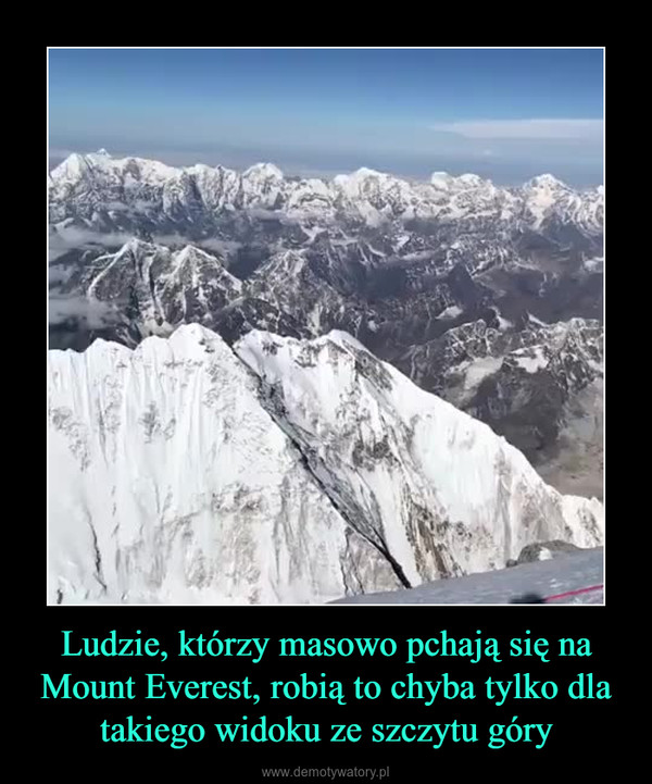 Ludzie, którzy masowo pchają się na Mount Everest, robią to chyba tylko dla takiego widoku ze szczytu góry –  