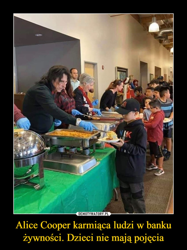 Alice Cooper karmiąca ludzi w banku żywności. Dzieci nie mają pojęcia