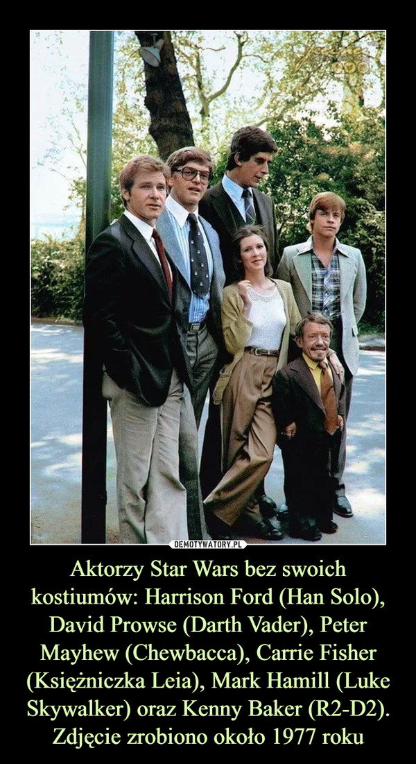 Aktorzy Star Wars bez swoich kostiumów: Harrison Ford (Han Solo), David Prowse (Darth Vader), Peter Mayhew (Chewbacca), Carrie Fisher (Księżniczka Leia), Mark Hamill (Luke Skywalker) oraz Kenny Baker (R2-D2). Zdjęcie zrobiono około 1977 roku –  