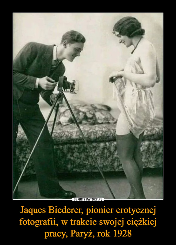 Jaques Biederer, pionier erotycznej fotografii, w trakcie swojej ciężkiej pracy, Paryż, rok 1928