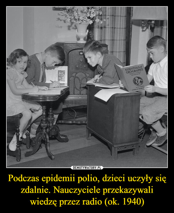 Podczas epidemii polio, dzieci uczyły się zdalnie. Nauczyciele przekazywali wiedzę przez radio (ok. 1940) –  