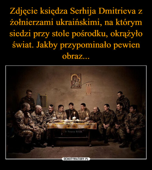 Zdjęcie księdza Serhija Dmitrieva z żołnierzami ukraińskimi, na którym siedzi przy stole pośrodku, okrążyło świat. Jakby przypominało pewien obraz...