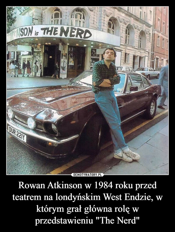 Rowan Atkinson w 1984 roku przed teatrem na londyńskim West Endzie, w którym grał główna rolę w przedstawieniu "The Nerd"