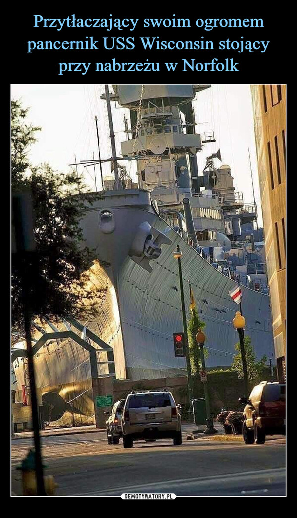Przytłaczający swoim ogromem pancernik USS Wisconsin stojący przy nabrzeżu w Norfolk