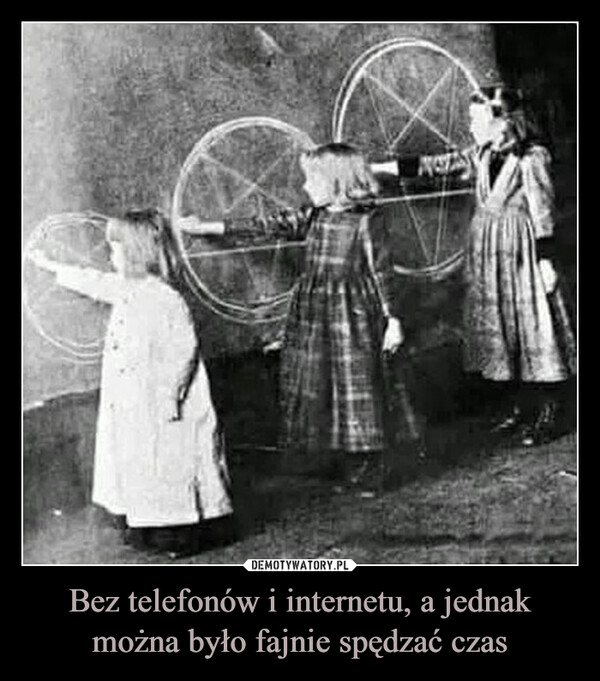 Bez telefonów i internetu, a jednak można było fajnie spędzać czas –  Not a cell phone in sight. Justlittle girls living in the moment
